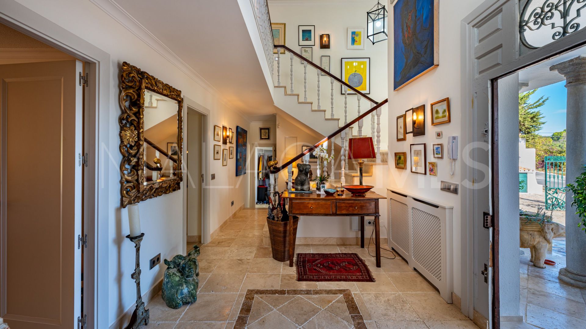 Villa for sale in Estepona