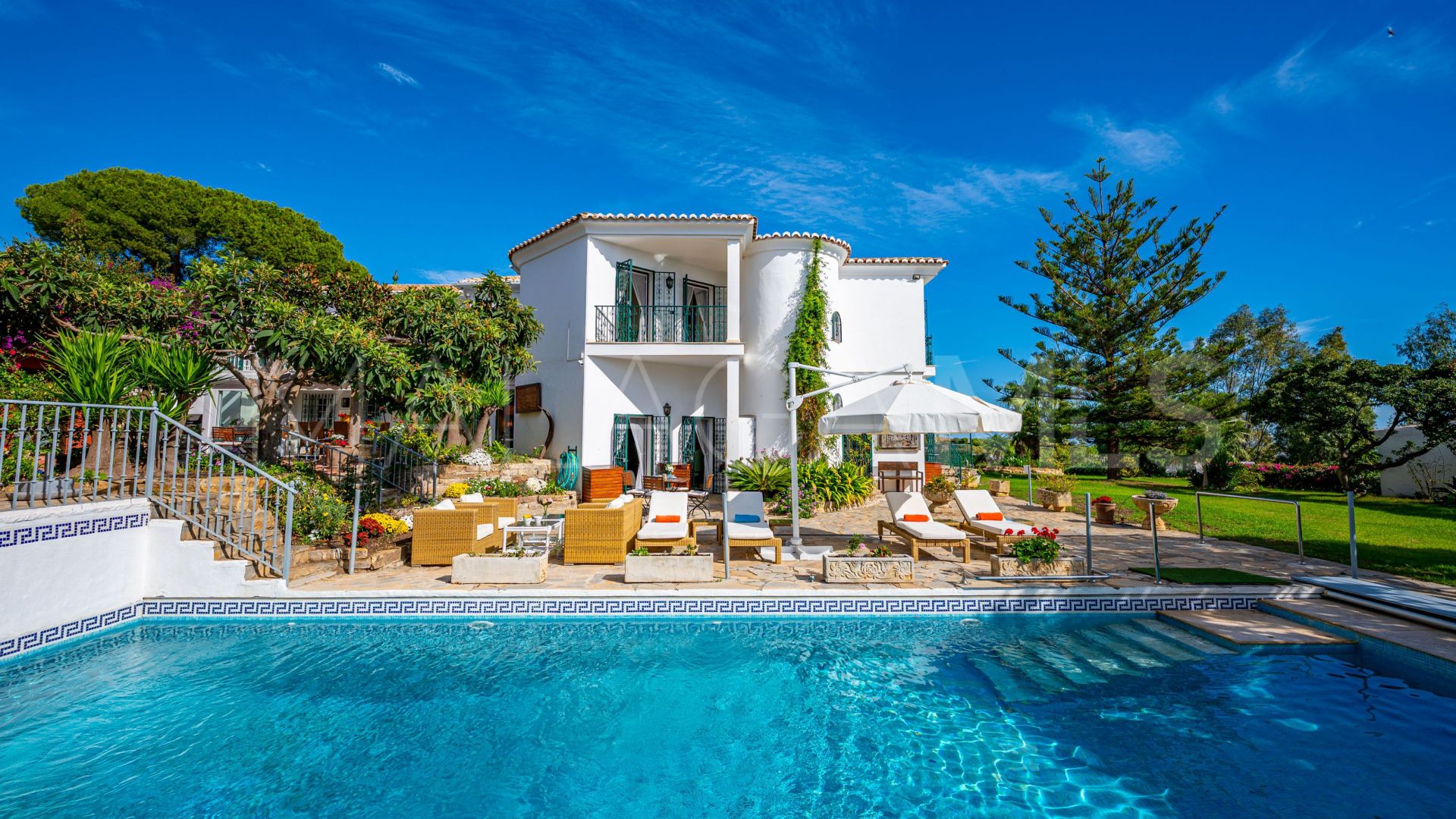 Villa for sale in Estepona