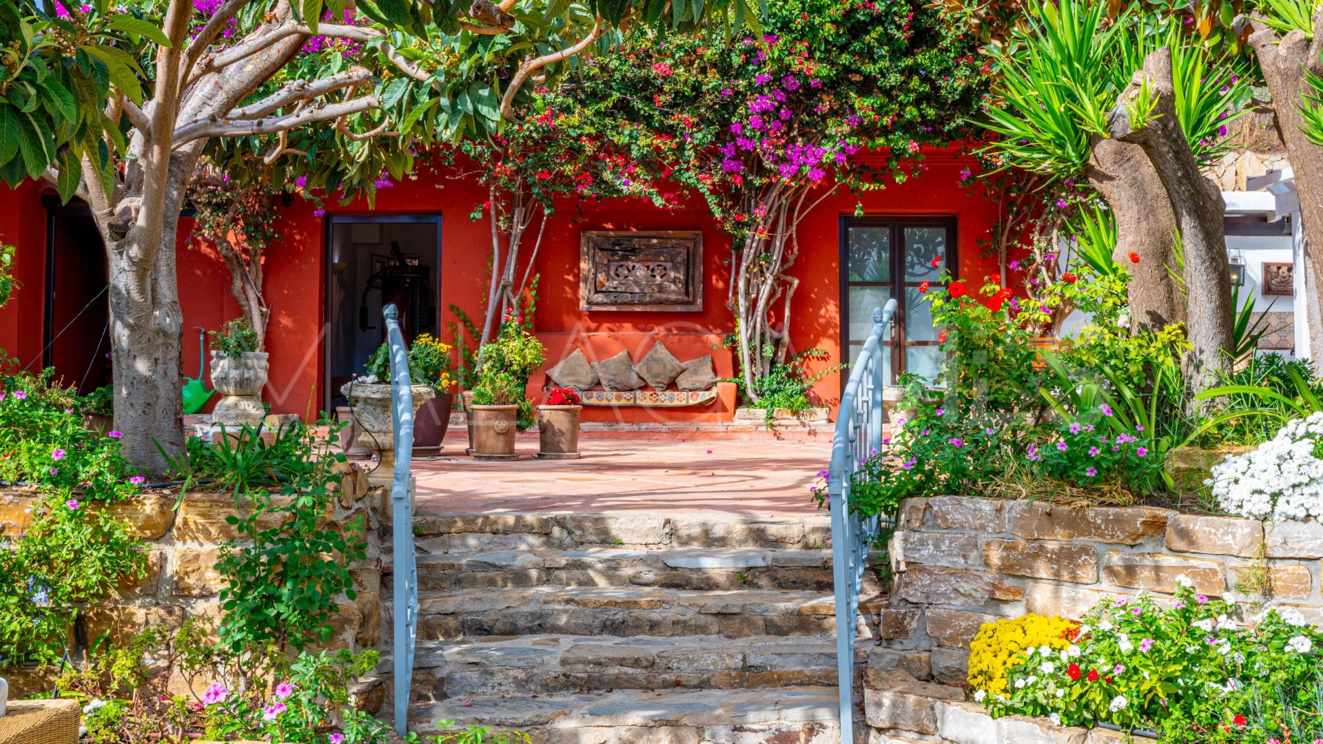 Villa for sale in Estepona