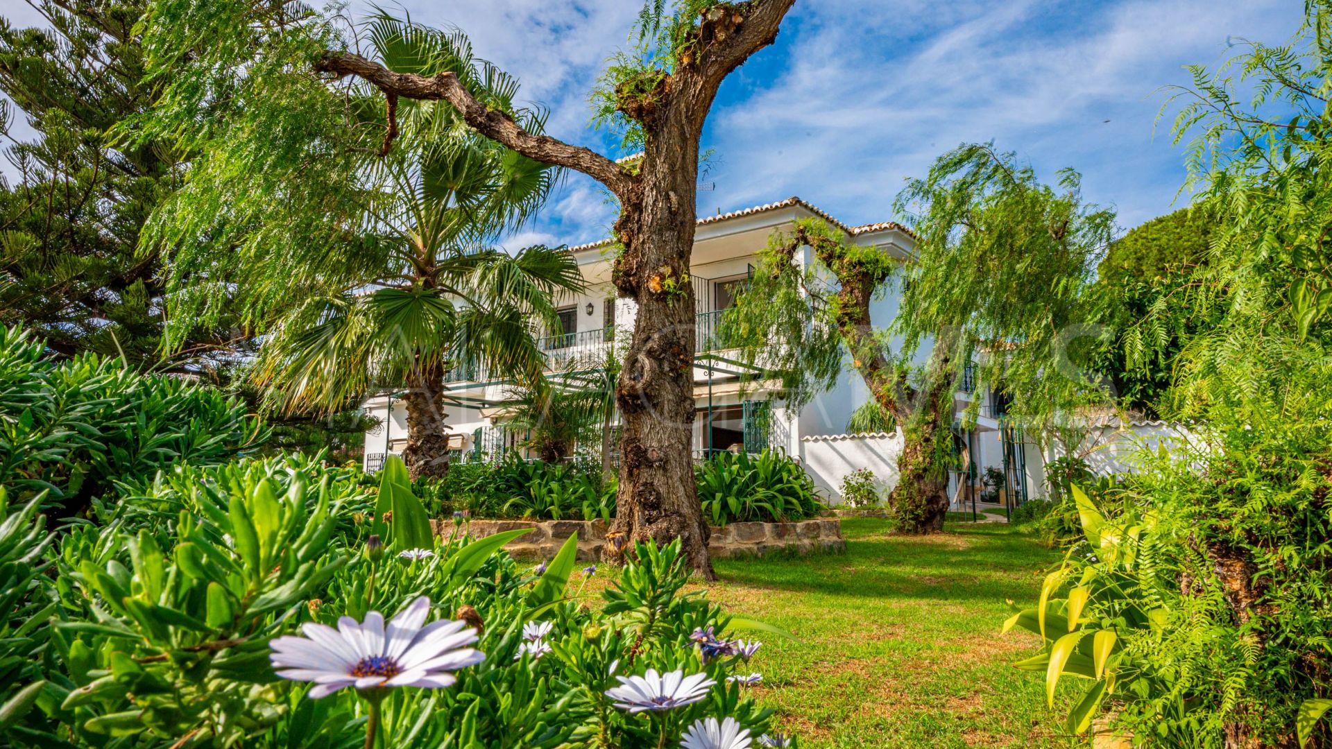 Villa for sale in Estepona