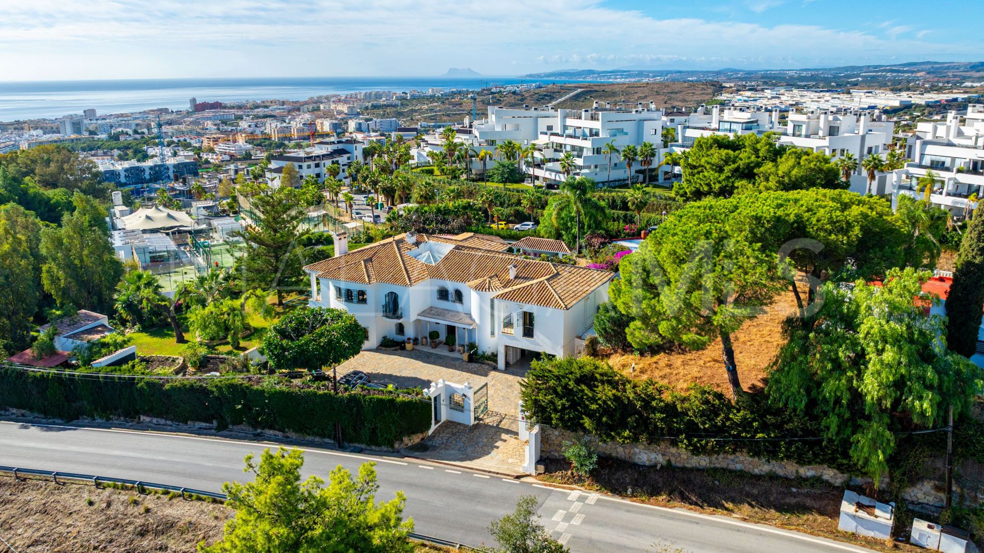 Villa for sale in Estepona