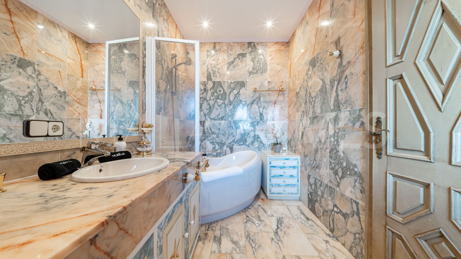 Mansion for sale in Altos del Paraiso