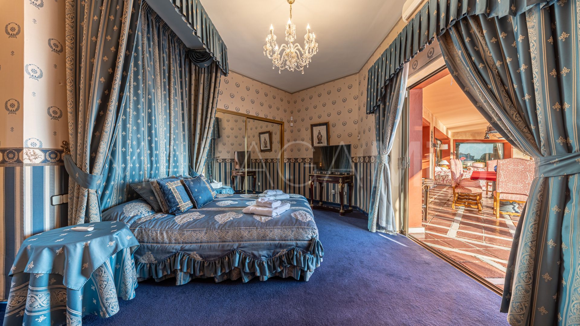 Mansion for sale in Altos del Paraiso