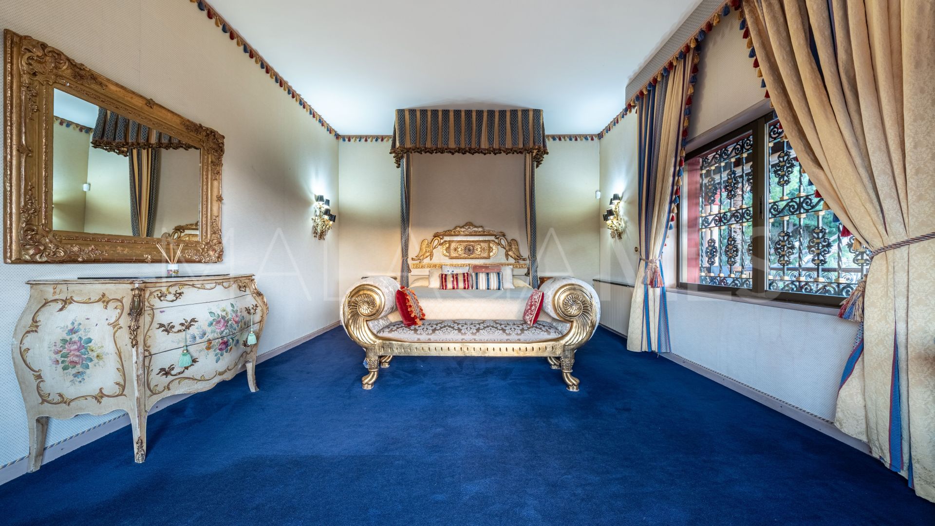 Mansion for sale in Altos del Paraiso