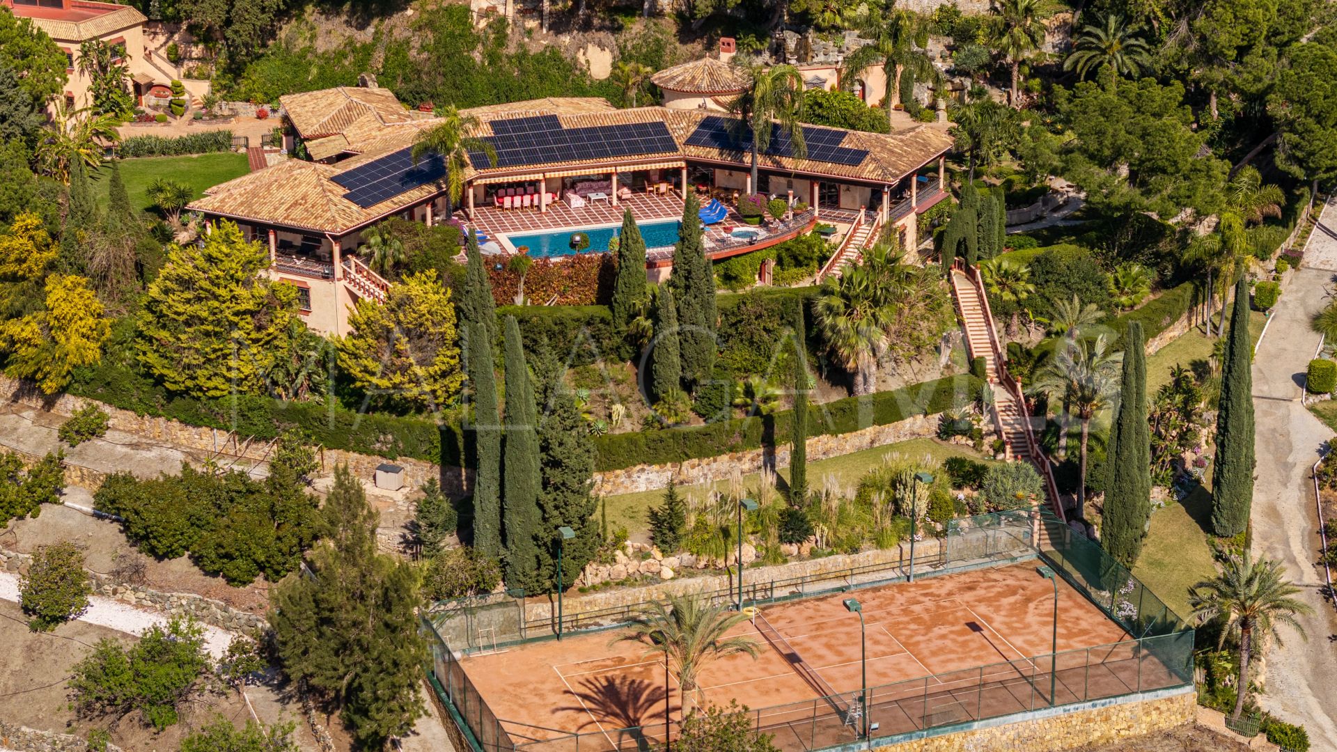For sale Altos del Paraiso mansion