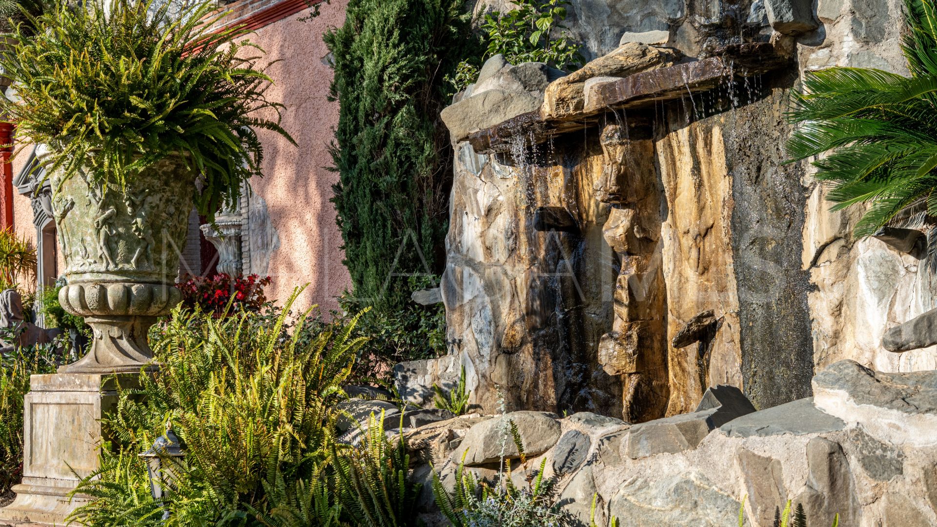 Mansion for sale in Altos del Paraiso