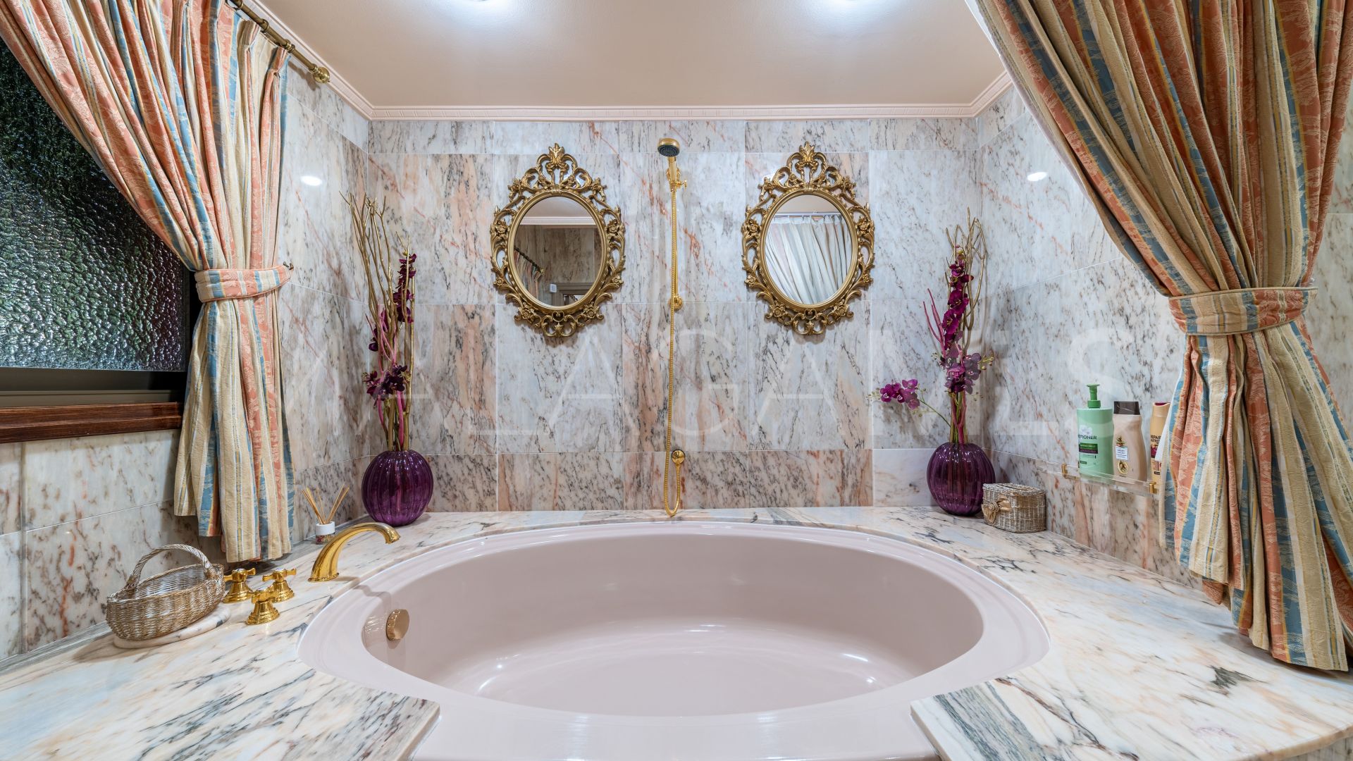 Mansion for sale in Altos del Paraiso