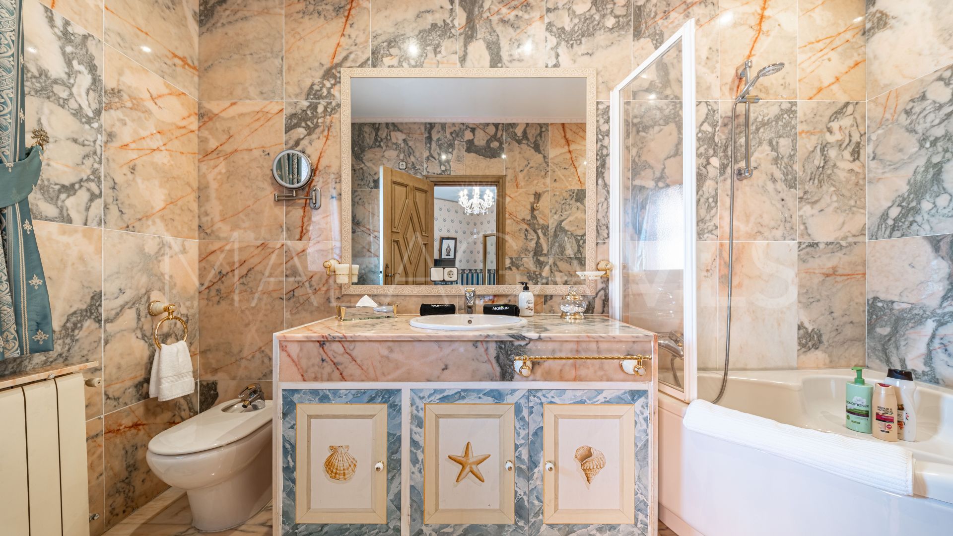 Mansion for sale in Altos del Paraiso