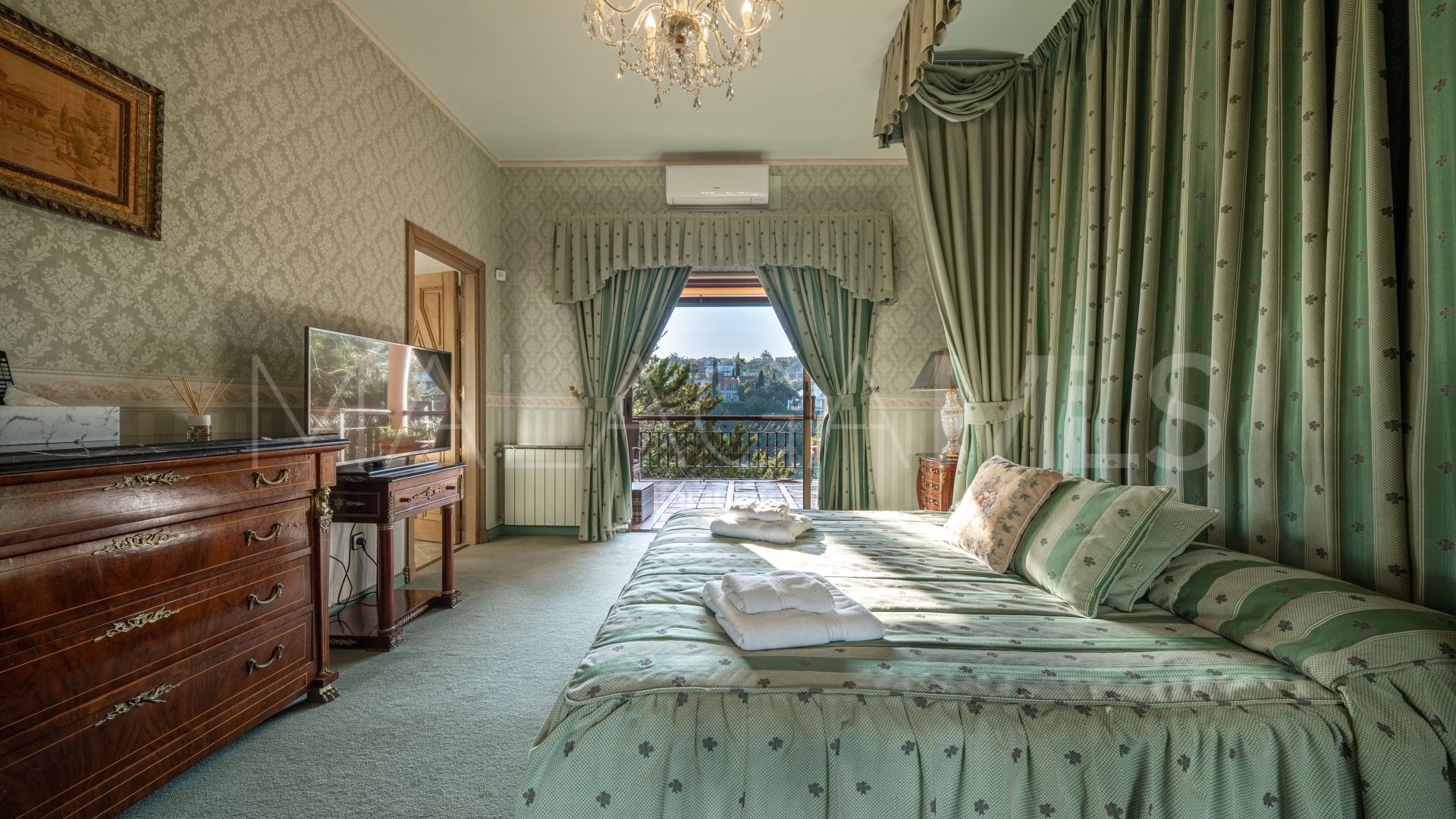 Mansion for sale in Altos del Paraiso