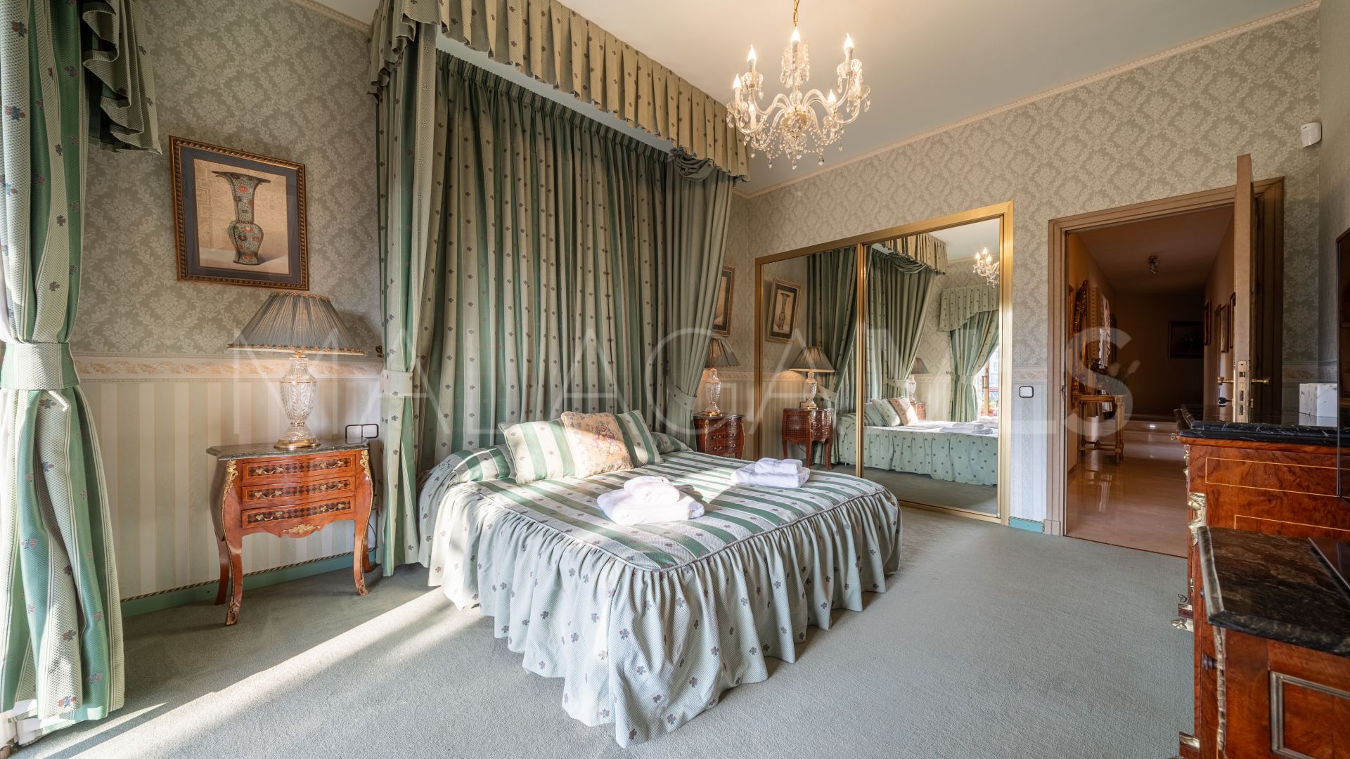 Mansion for sale in Altos del Paraiso