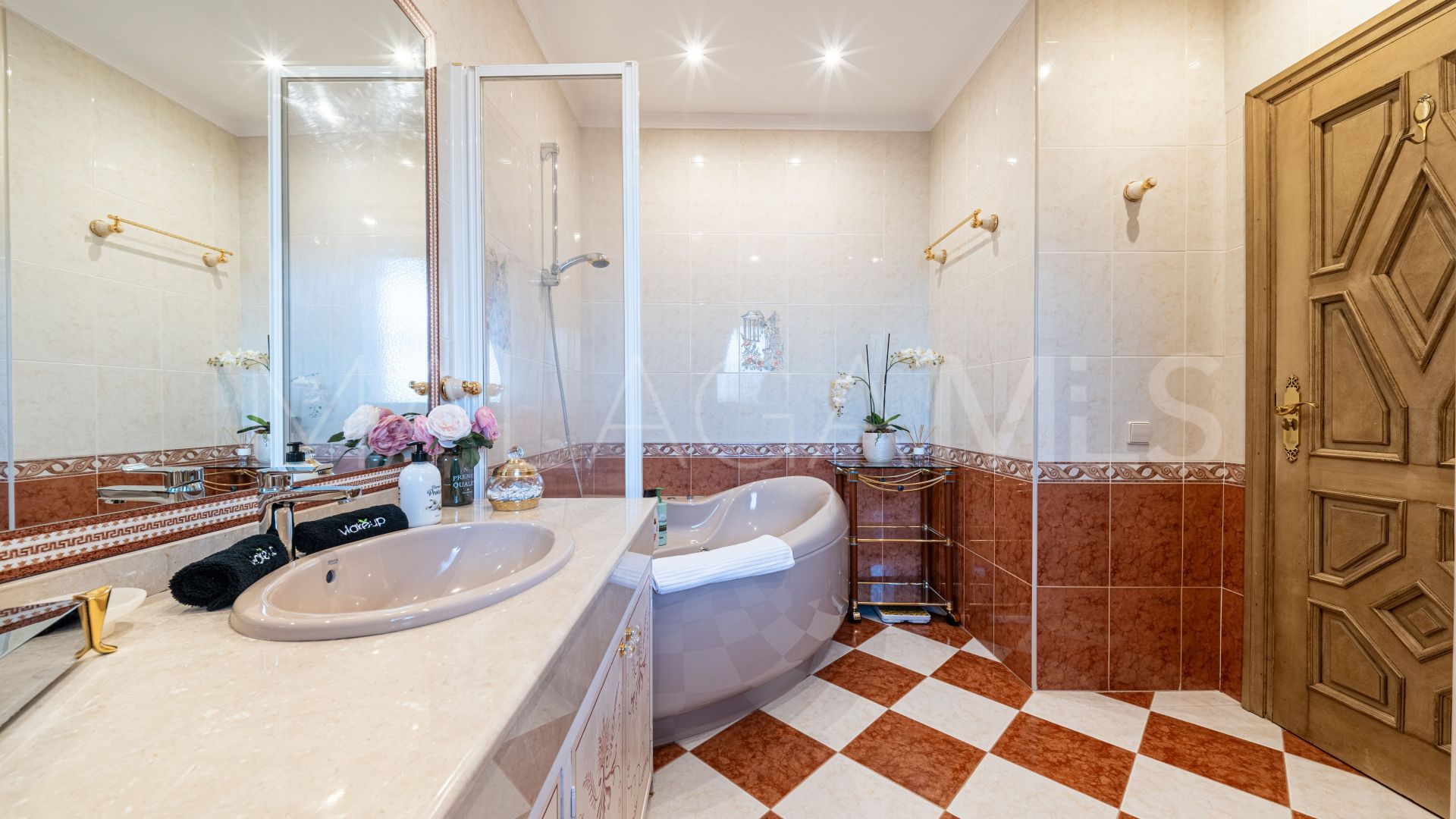 Mansion for sale in Altos del Paraiso