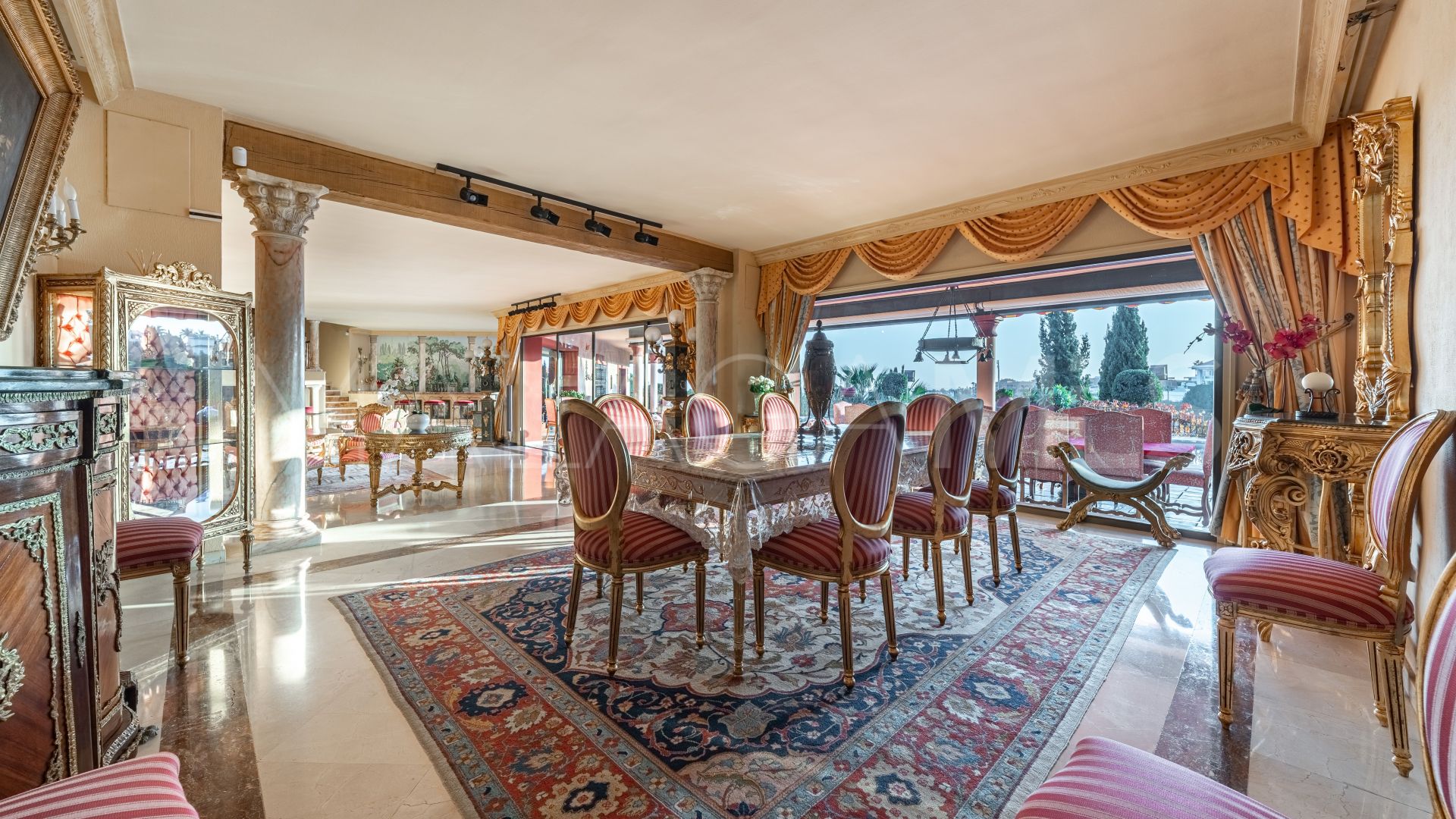 Mansion for sale in Altos del Paraiso