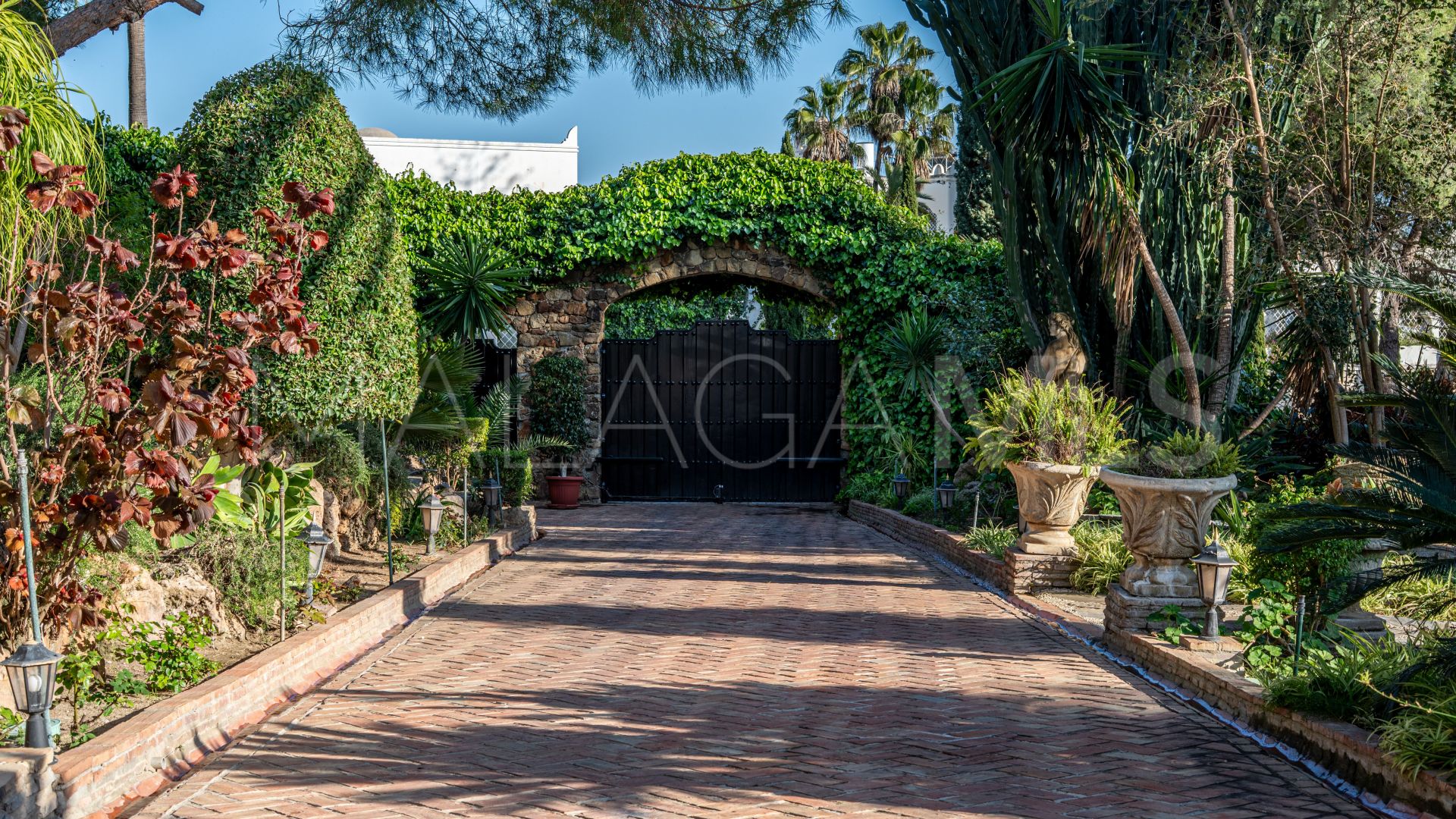 Mansion for sale in Altos del Paraiso