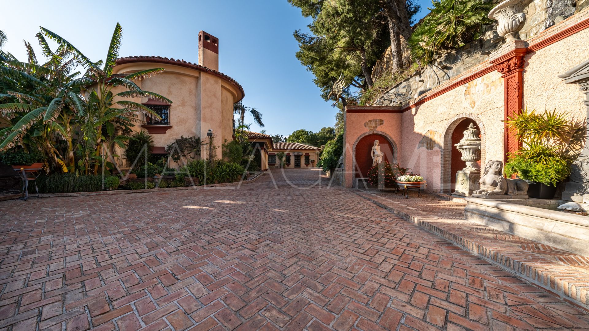 Mansion for sale in Altos del Paraiso