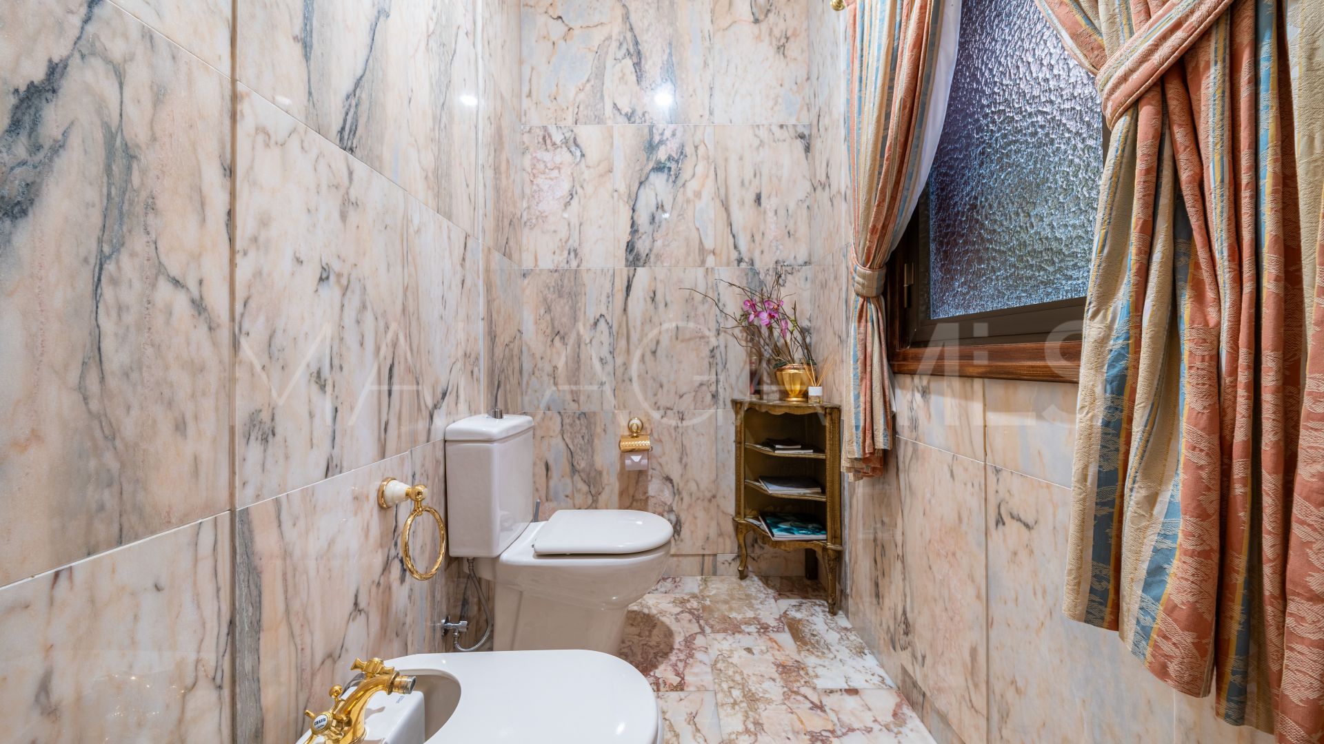 Mansion for sale in Altos del Paraiso