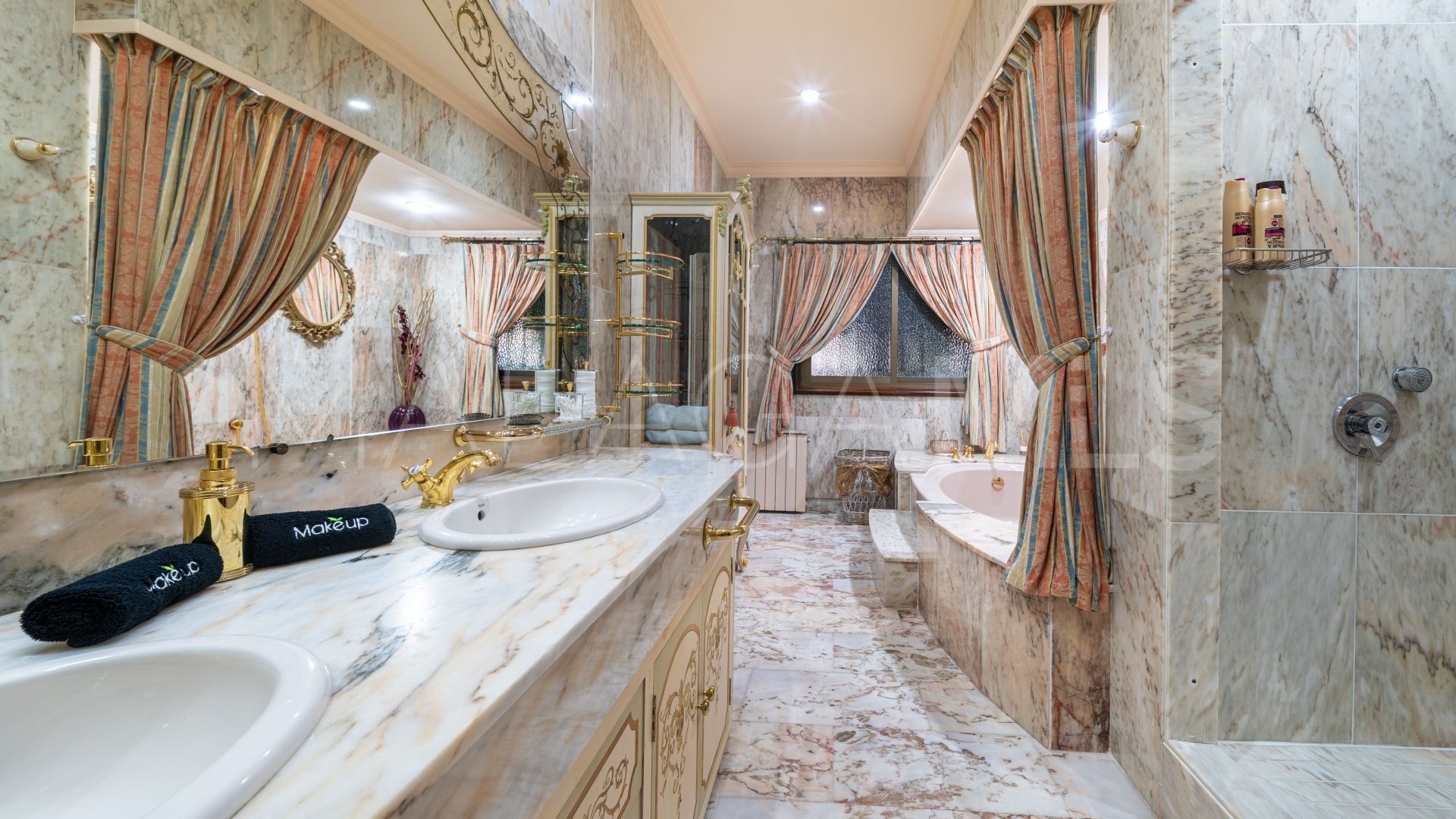 Mansion for sale in Altos del Paraiso