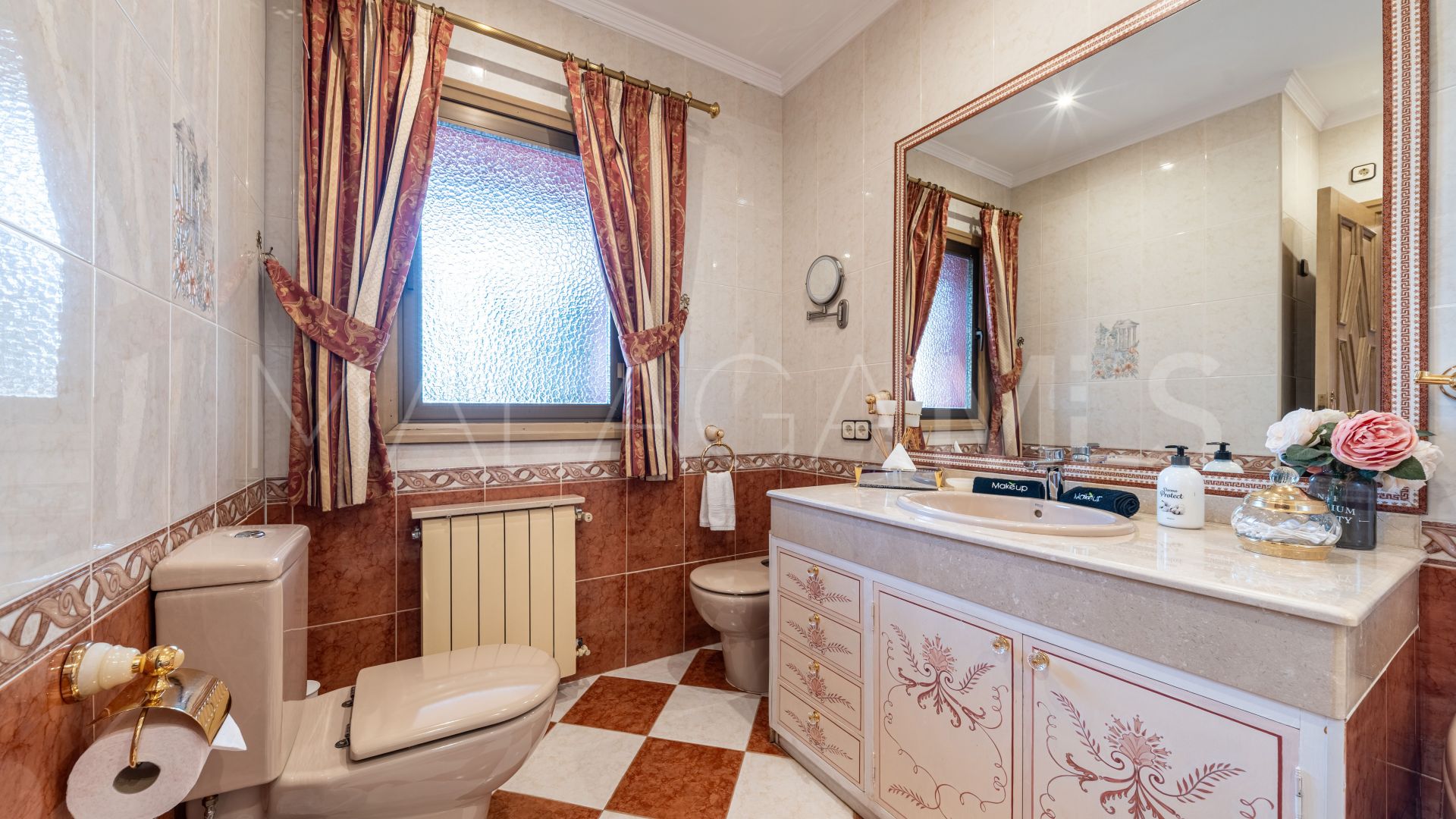 Mansion for sale in Altos del Paraiso