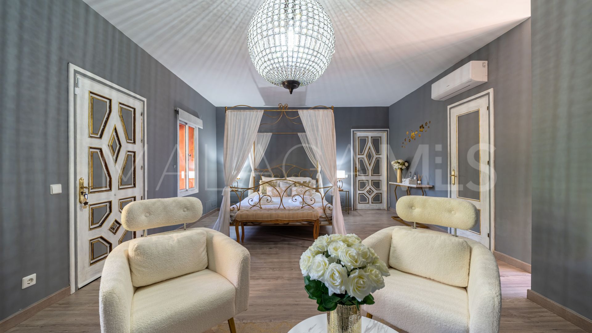 Mansion for sale in Altos del Paraiso