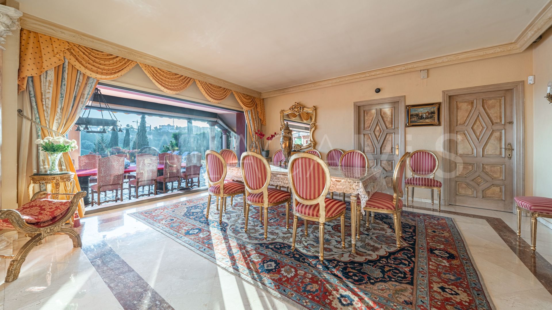 Mansion for sale in Altos del Paraiso