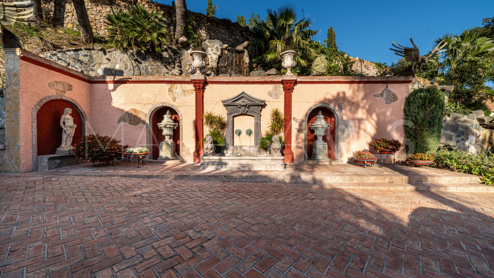 Mansion for sale in Altos del Paraiso