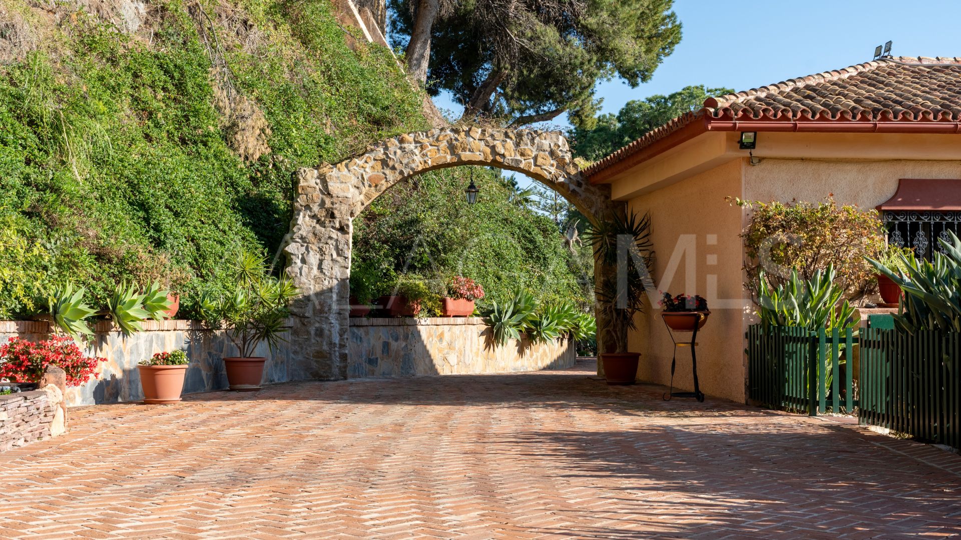 Mansion for sale in Altos del Paraiso