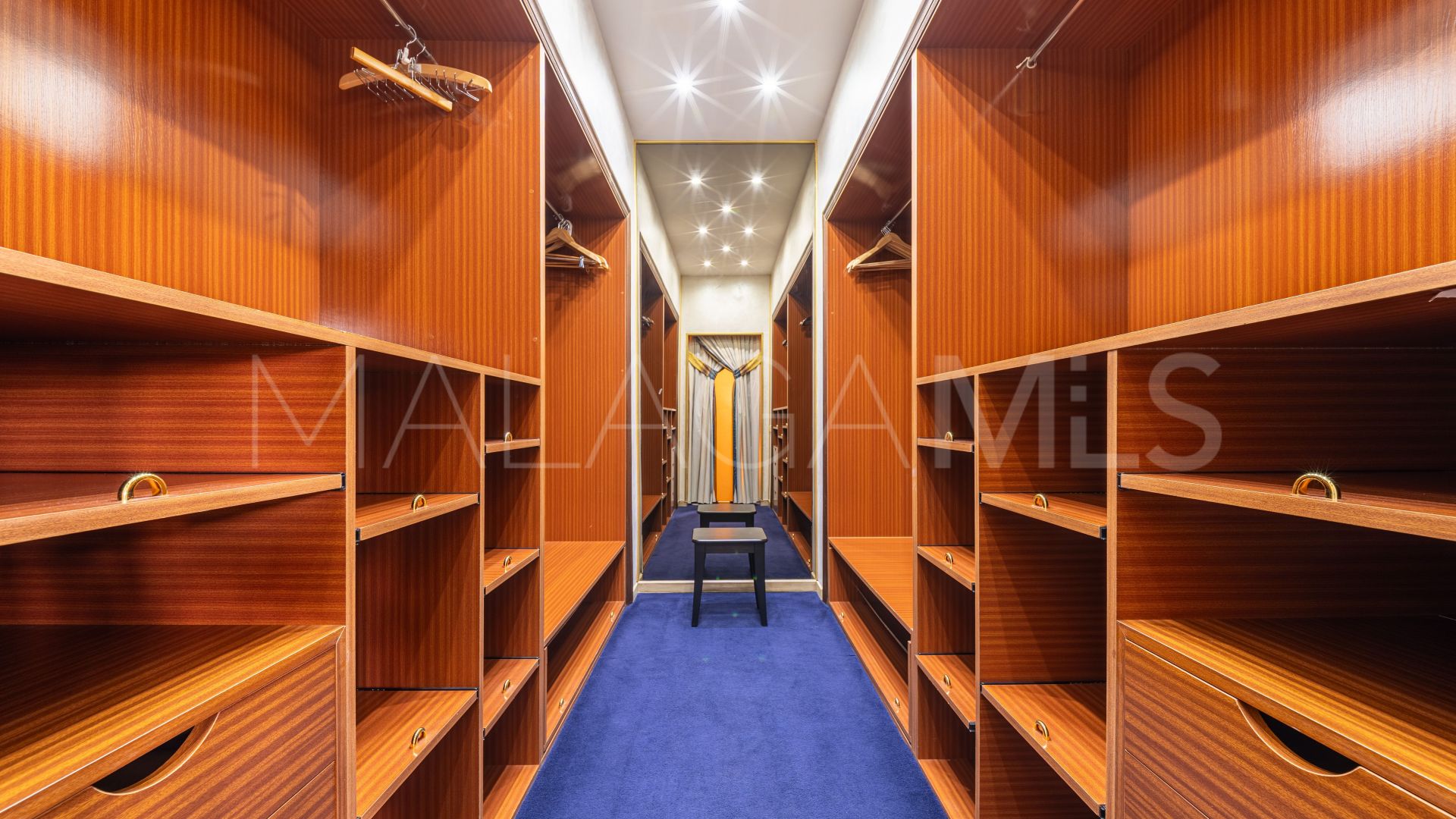 Mansion for sale in Altos del Paraiso