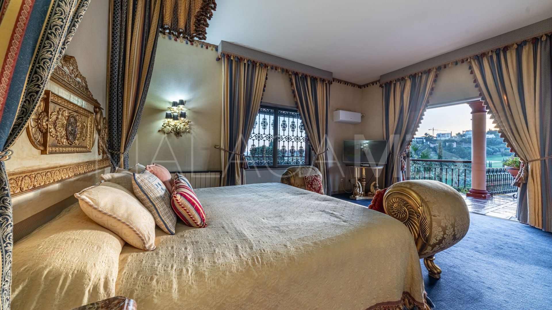 Mansion for sale in Altos del Paraiso