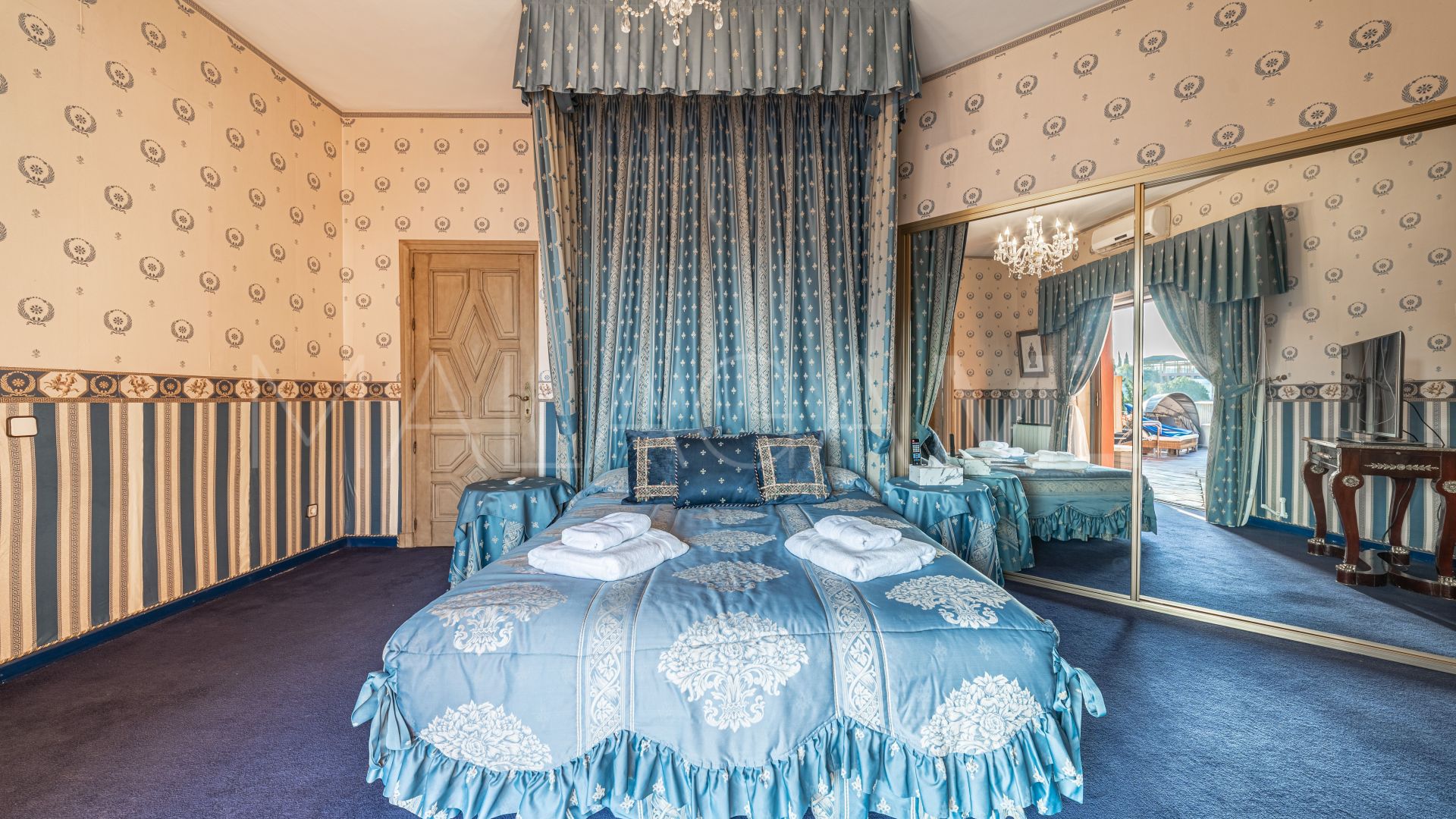 Mansion for sale in Altos del Paraiso