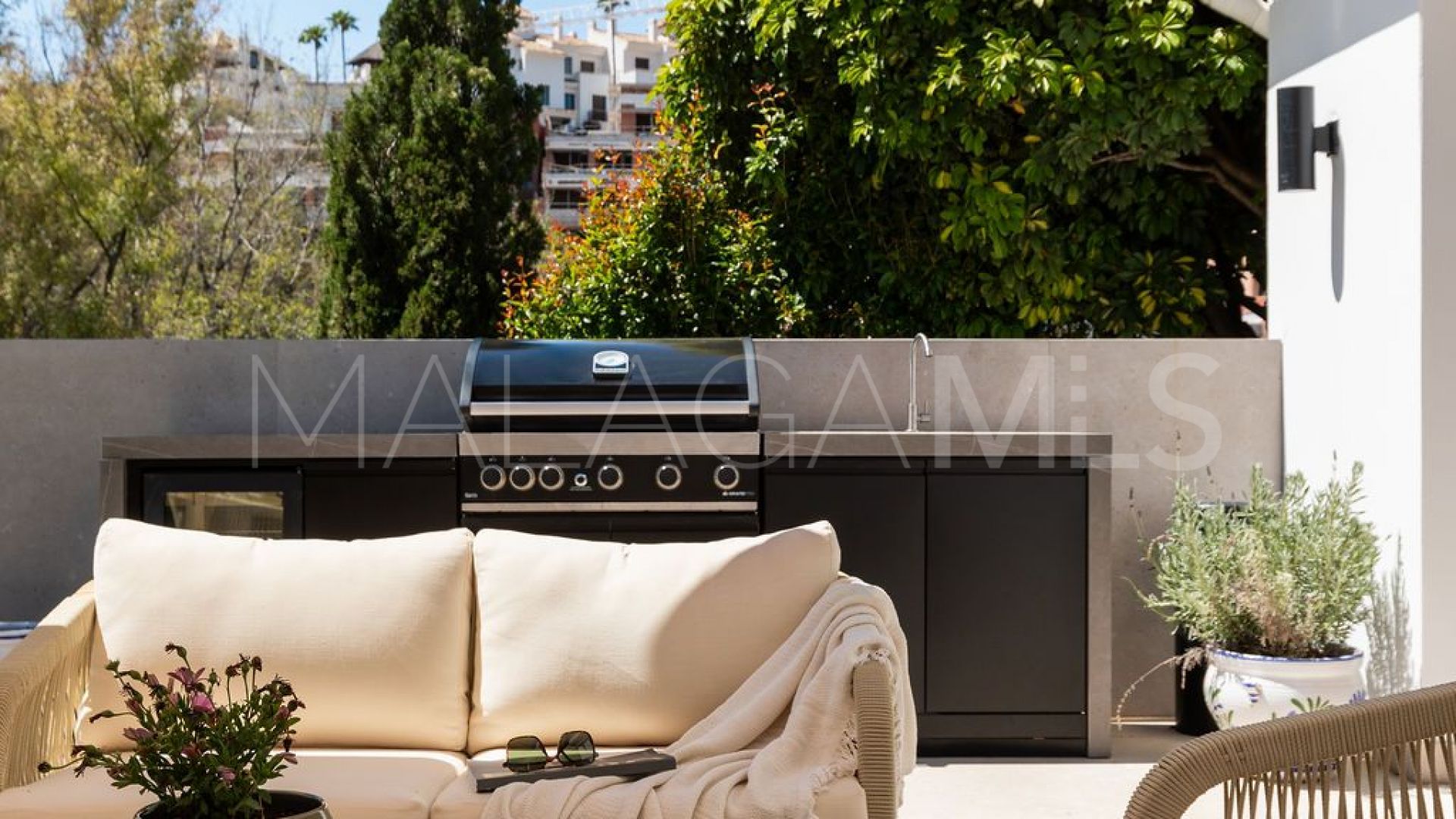 Villa for sale in Benahavis