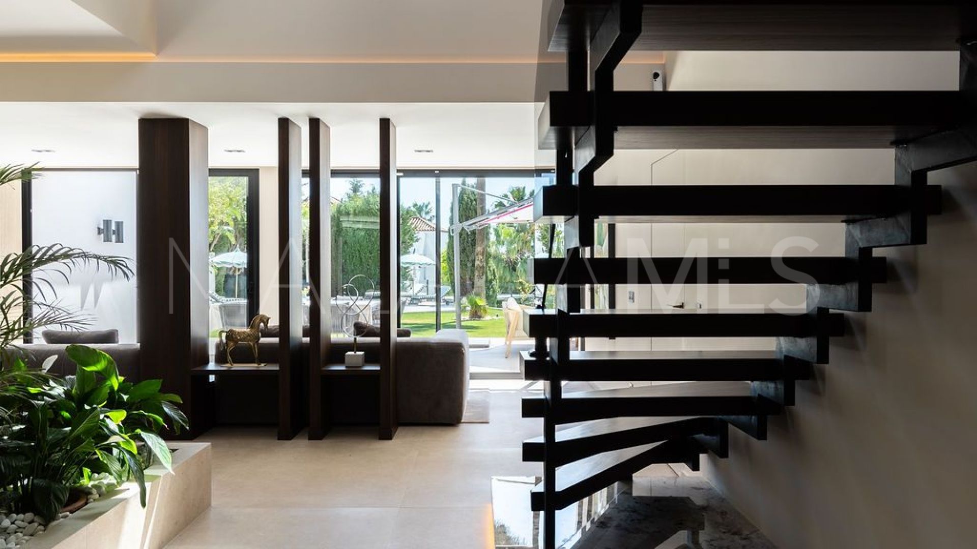 Villa for sale in Benahavis