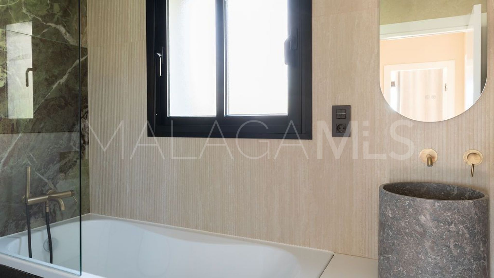 Villa for sale in Benahavis