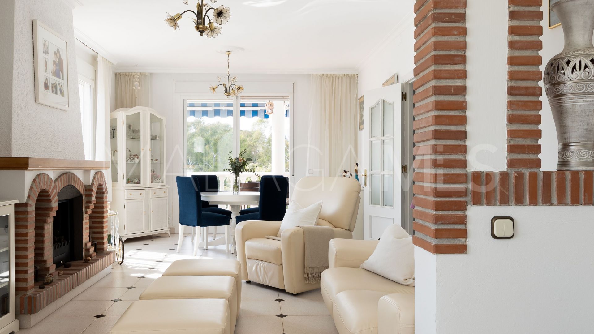 Villa for sale in Elviria