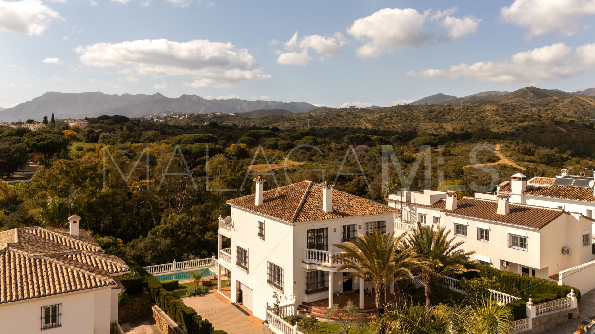 Villa for sale in Elviria