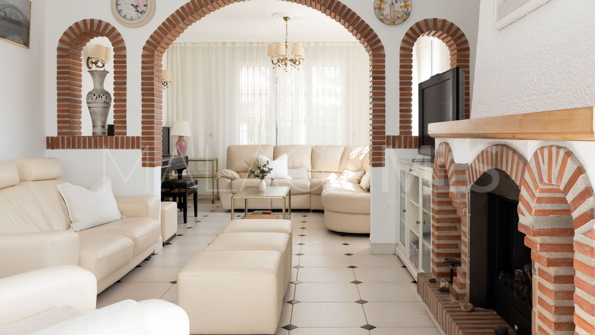 Villa for sale in Elviria