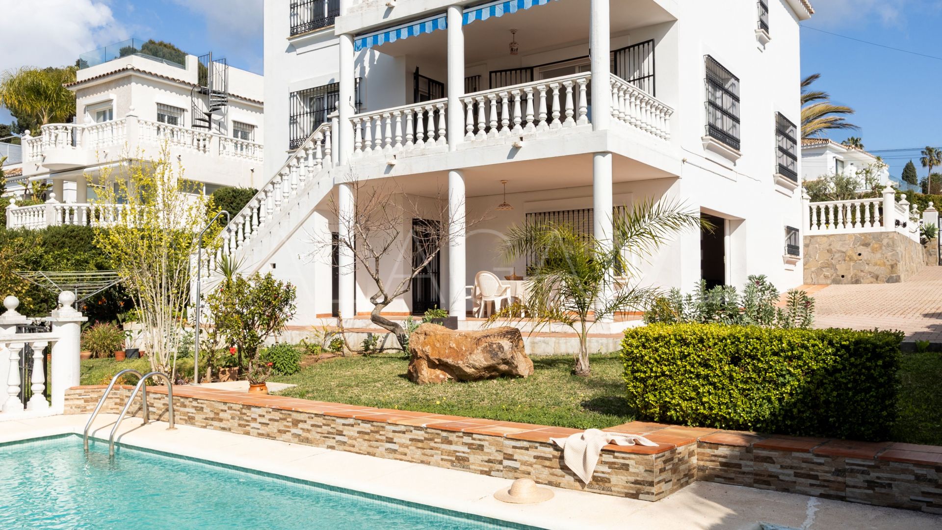 Villa for sale in Elviria