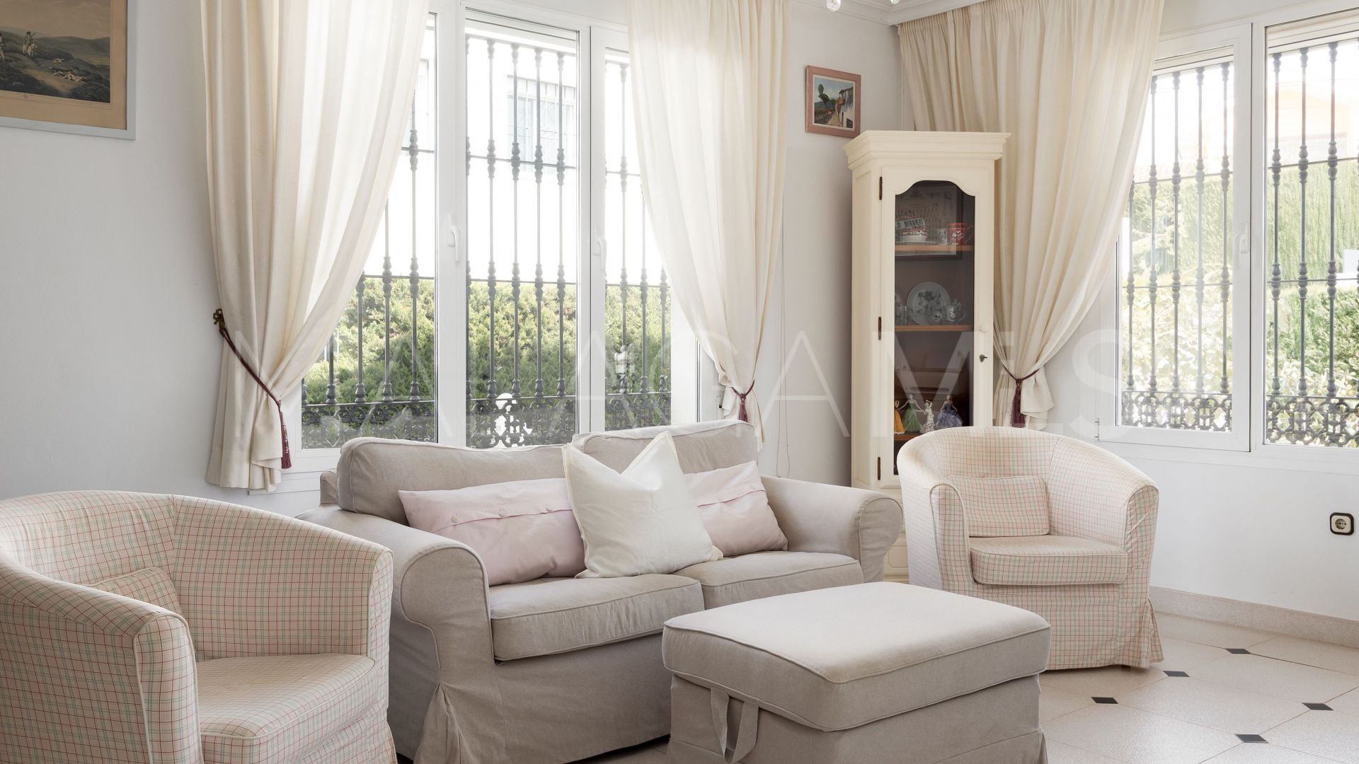 Villa for sale in Elviria