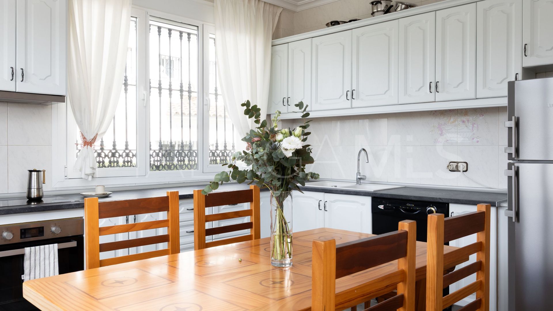 Villa for sale in Elviria