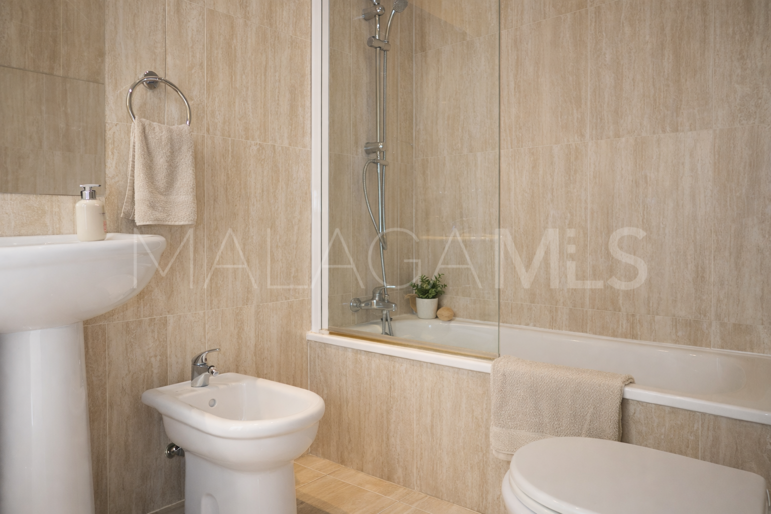 Buy town house with 4 bedrooms in Alcorrín