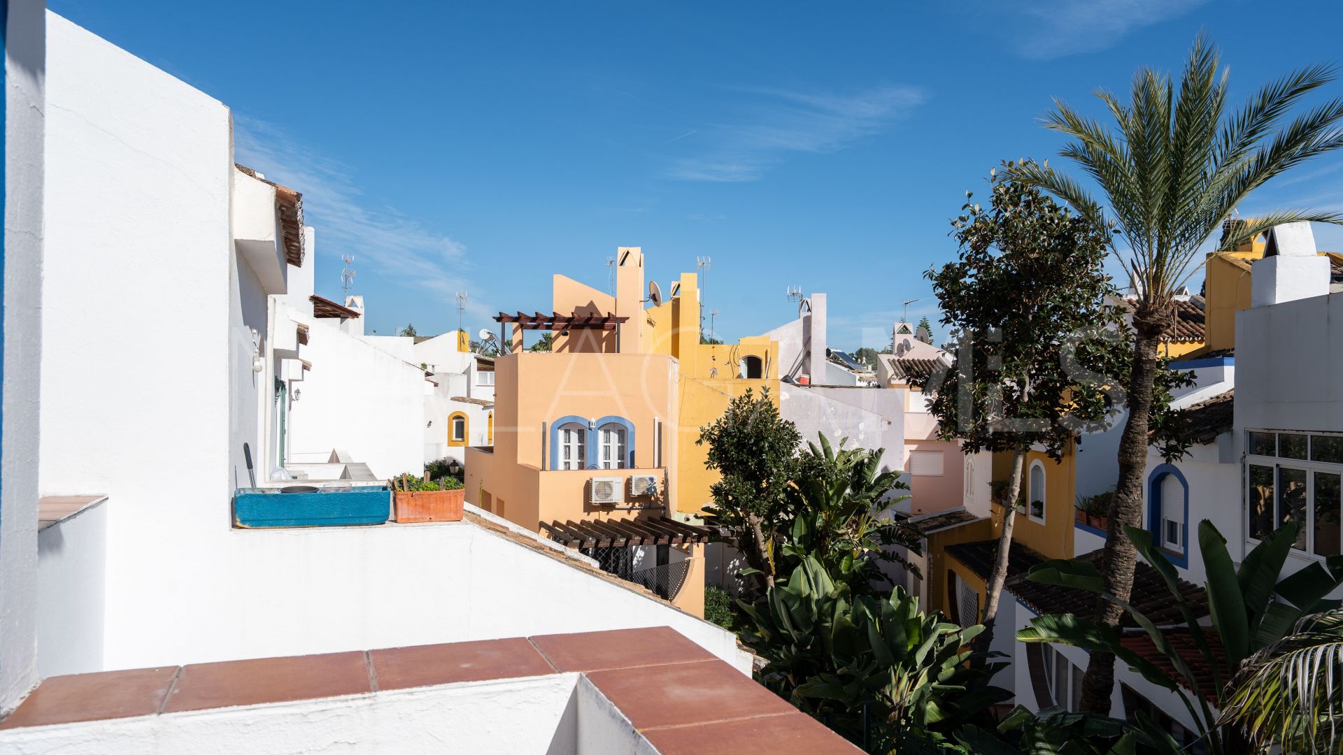 Pareado with 4 bedrooms for sale in Nueva Andalucia