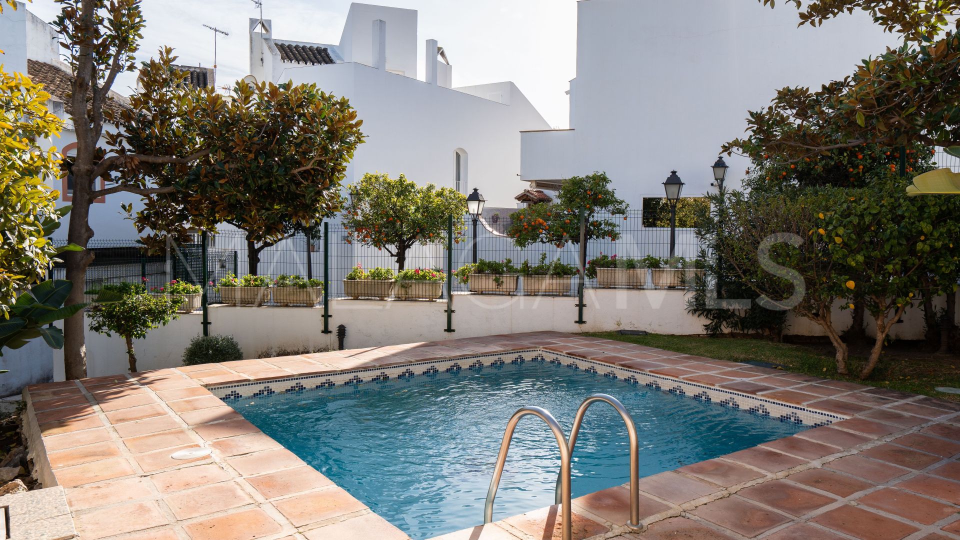 Pareado with 4 bedrooms for sale in Nueva Andalucia