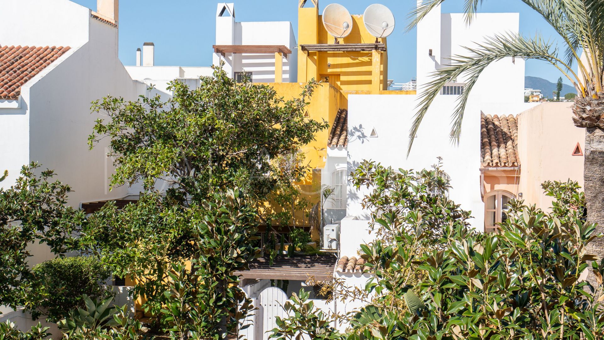 Pareado with 4 bedrooms for sale in Nueva Andalucia