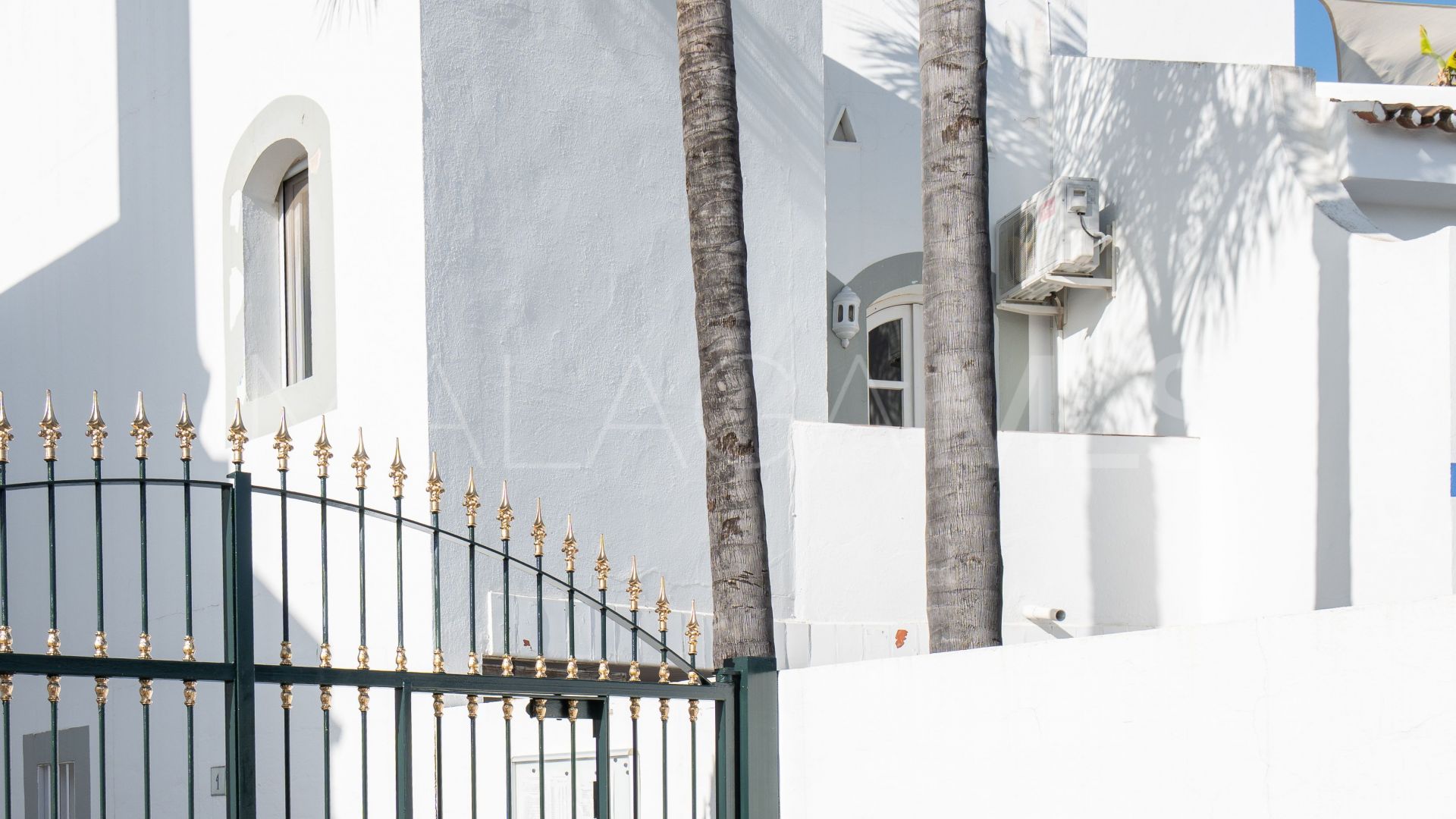 Pareado with 4 bedrooms for sale in Nueva Andalucia