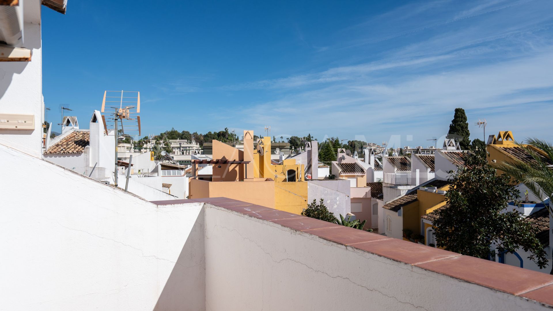 Pareado with 4 bedrooms for sale in Nueva Andalucia