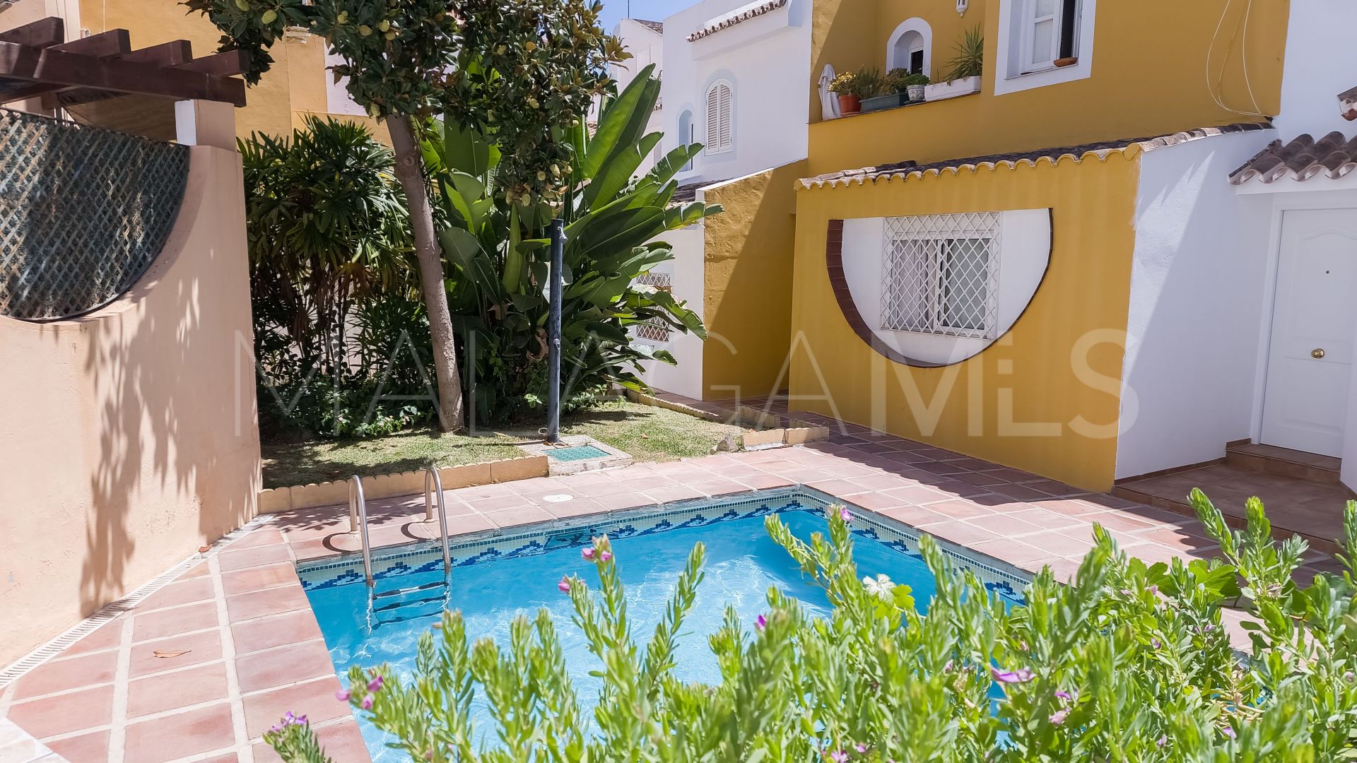 Pareado with 4 bedrooms for sale in Nueva Andalucia