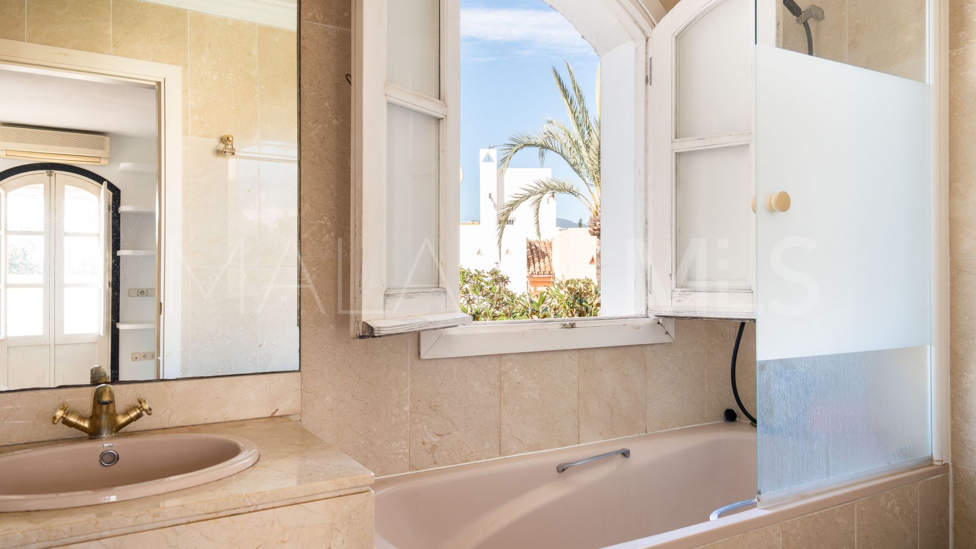 Pareado with 4 bedrooms for sale in Nueva Andalucia