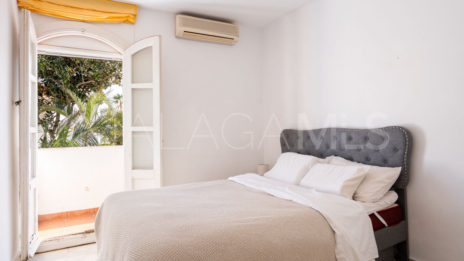 Pareado with 4 bedrooms for sale in Nueva Andalucia