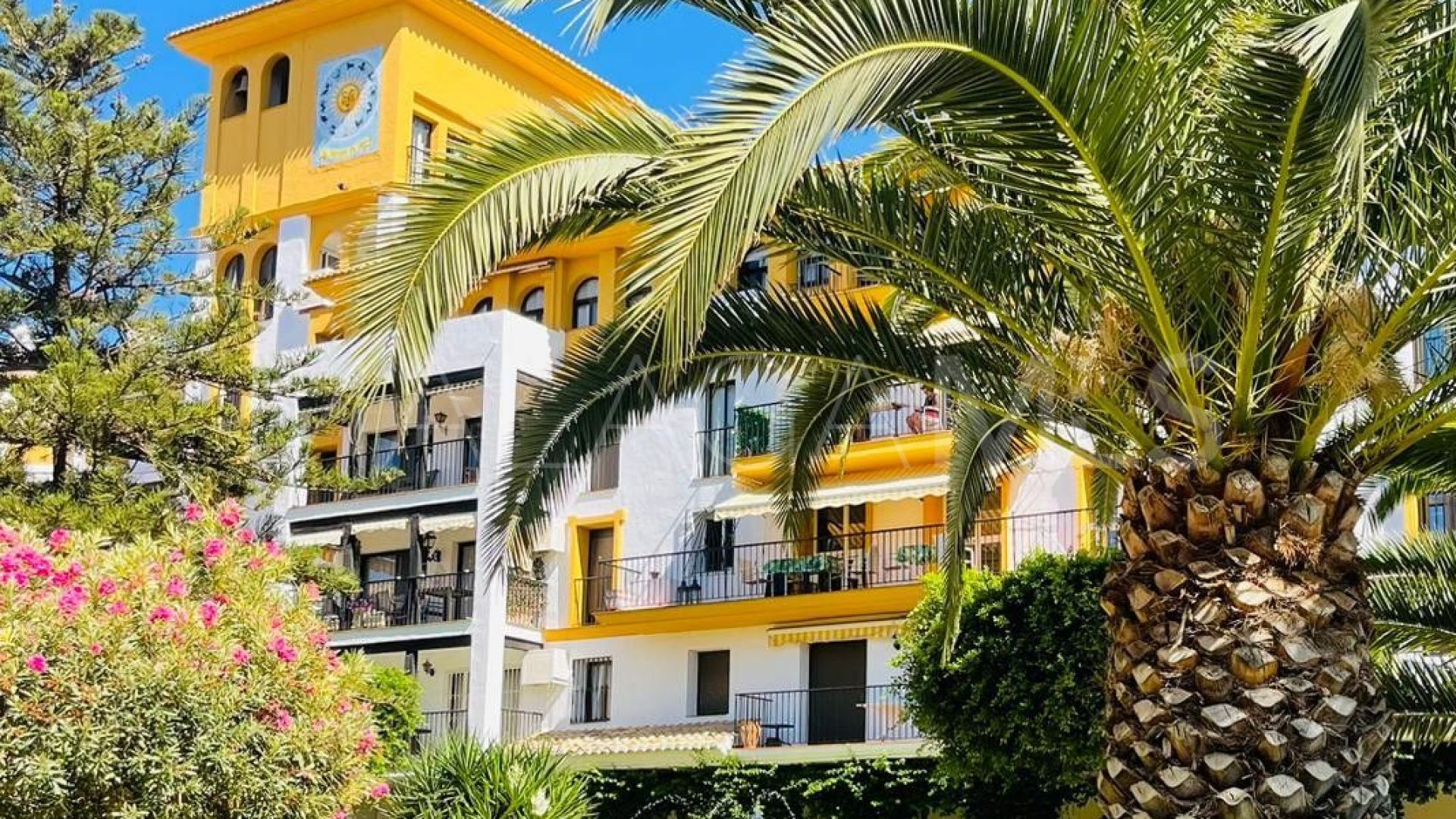 Semi detached villa with 6 bedrooms for sale in Fuengirola