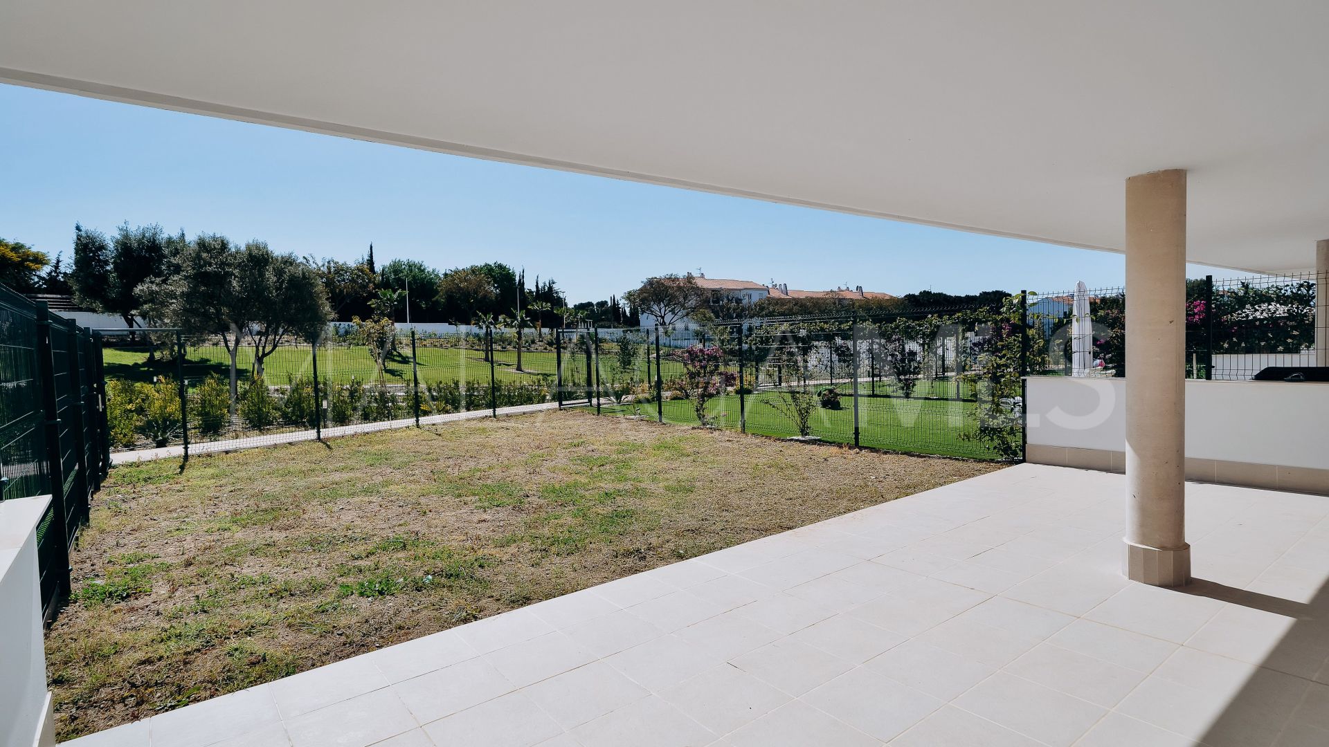 Apartamento planta baja with 2 bedrooms for sale in Estepona Este