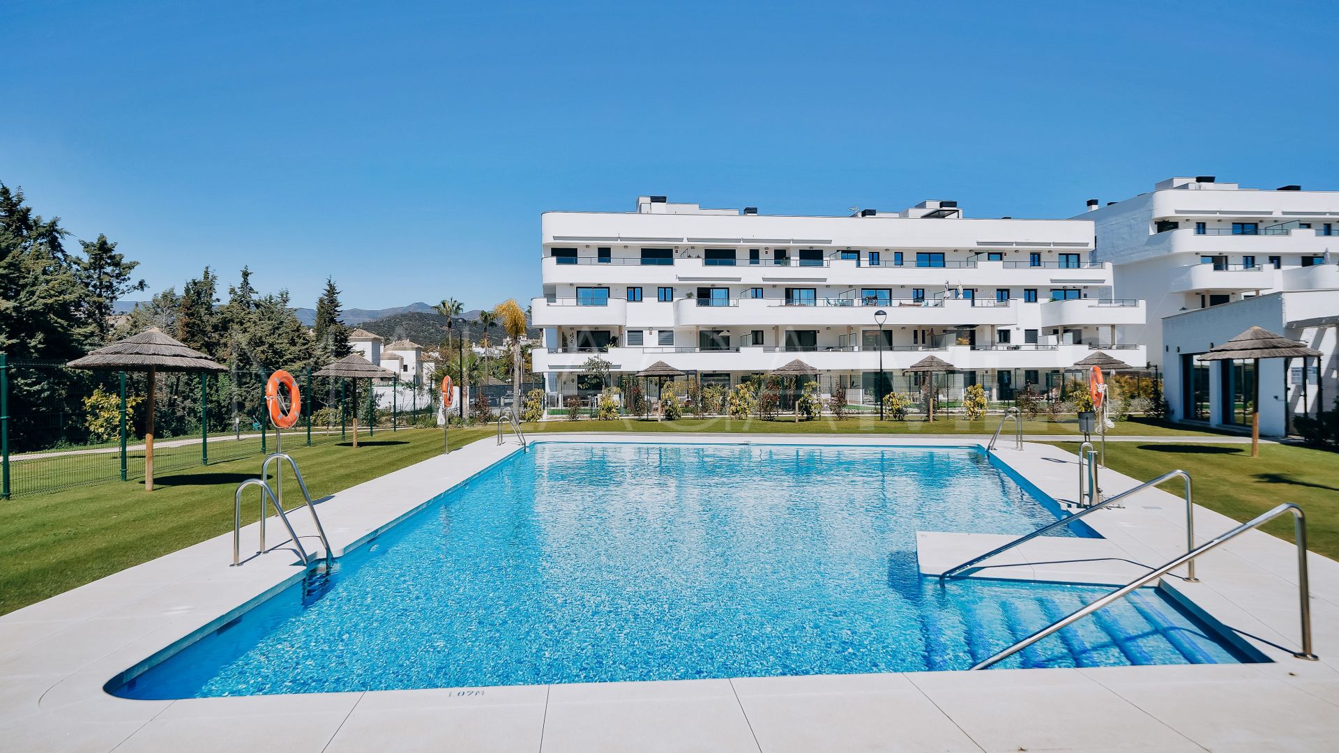Apartamento planta baja with 2 bedrooms for sale in Estepona Este