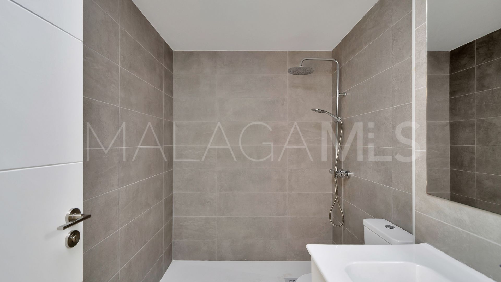 Apartamento planta baja with 2 bedrooms for sale in Estepona Este